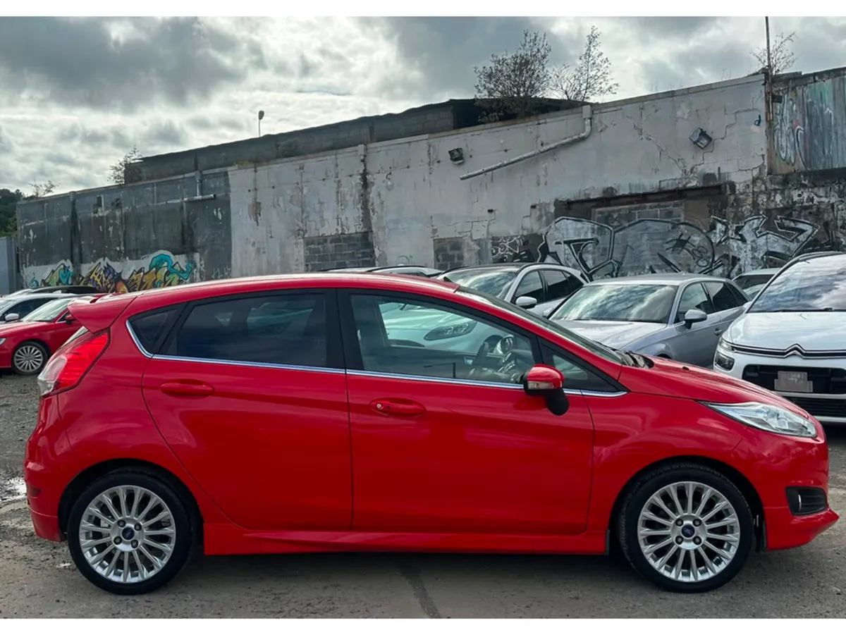 Ford Fiesta Hatchback, Petrol, 2015, Red