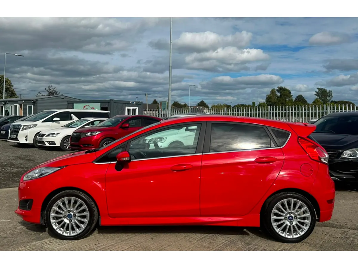 Ford Fiesta Hatchback, Petrol, 2015, Red
