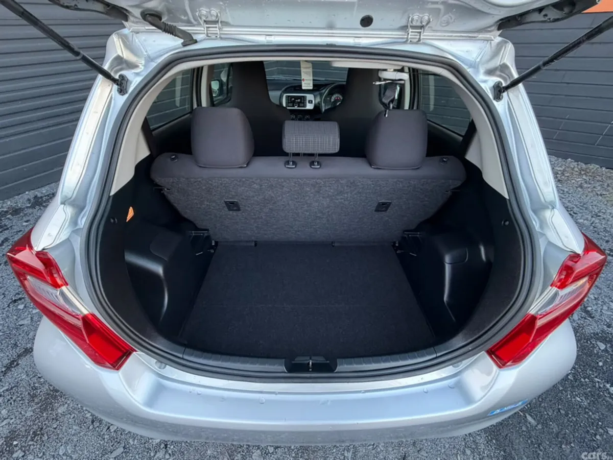 Toyota Yaris Hatchback, Petrol, 2016, Silver