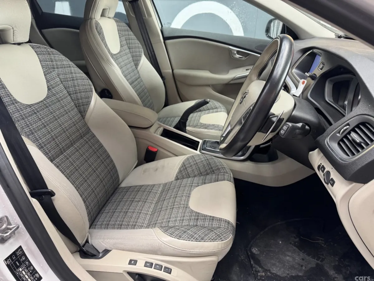 Volvo V40 Hatchback, Diesel, 2018, White