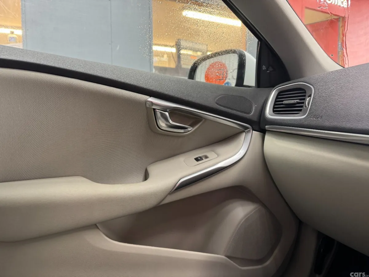 Volvo V40 Hatchback, Diesel, 2018, White