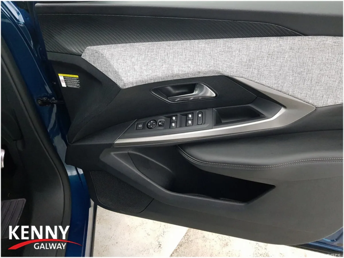 Peugeot 5008 MPV, Petrol, 2025, Blue