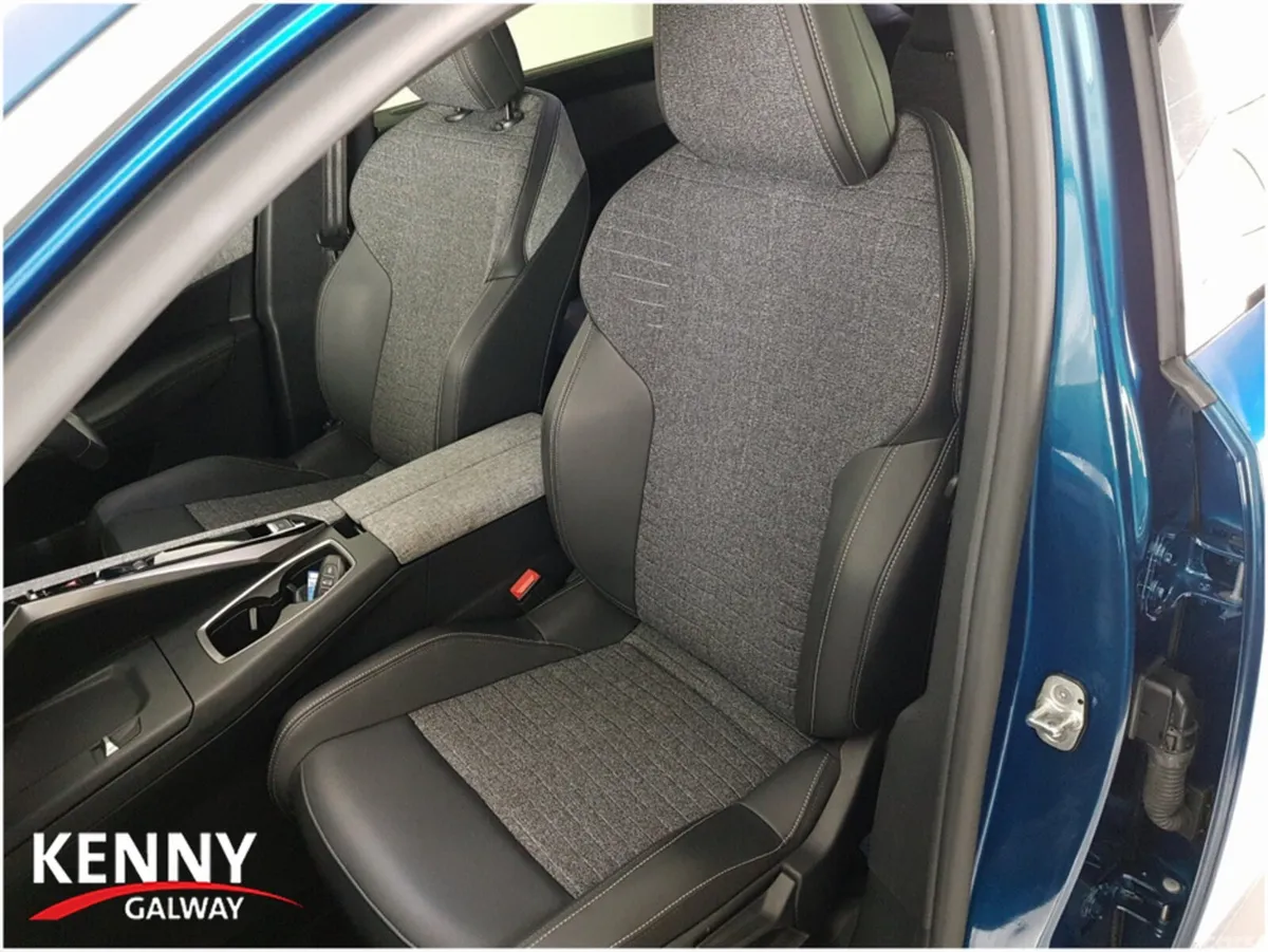 Peugeot 5008 MPV, Petrol, 2025, Blue