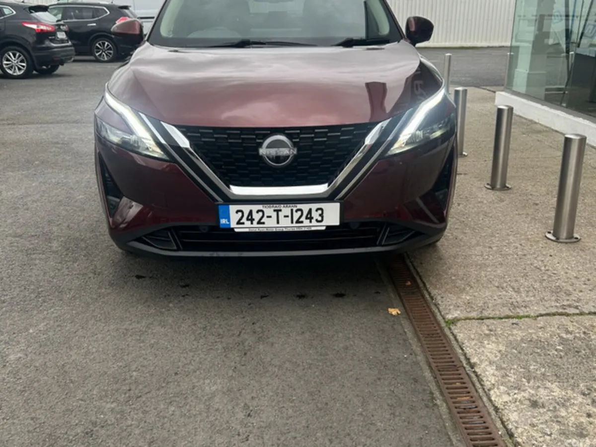 Nissan Qashqai MPV, Petrol, 2024, Red