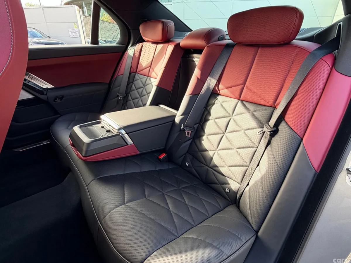 BMW i7 Saloon, Electric, 2025, Grey