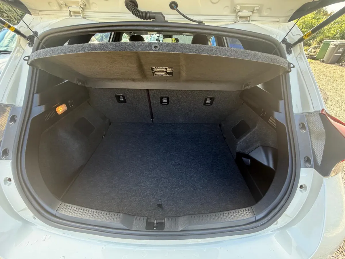Toyota Auris Hatchback, Petrol Hybrid, 2016, White