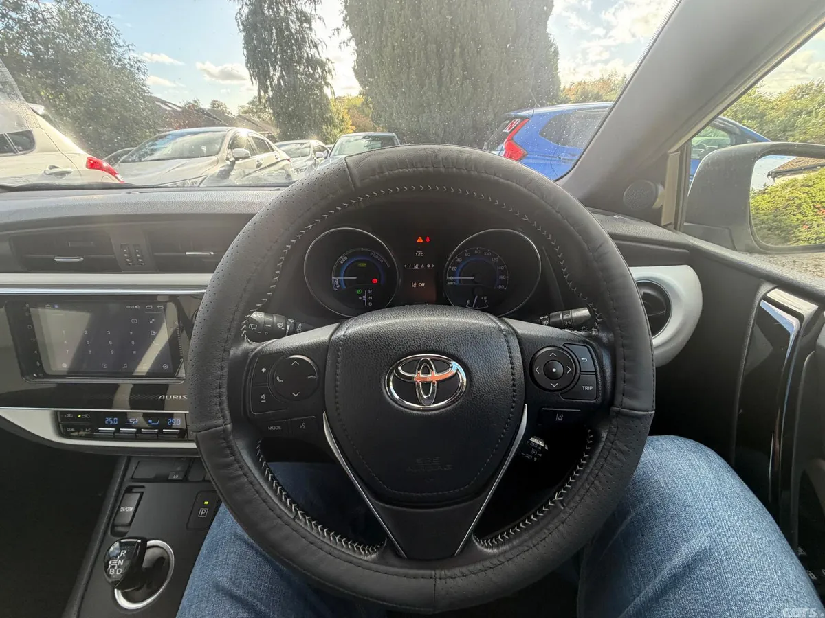Toyota Auris Hatchback, Petrol Hybrid, 2016, White