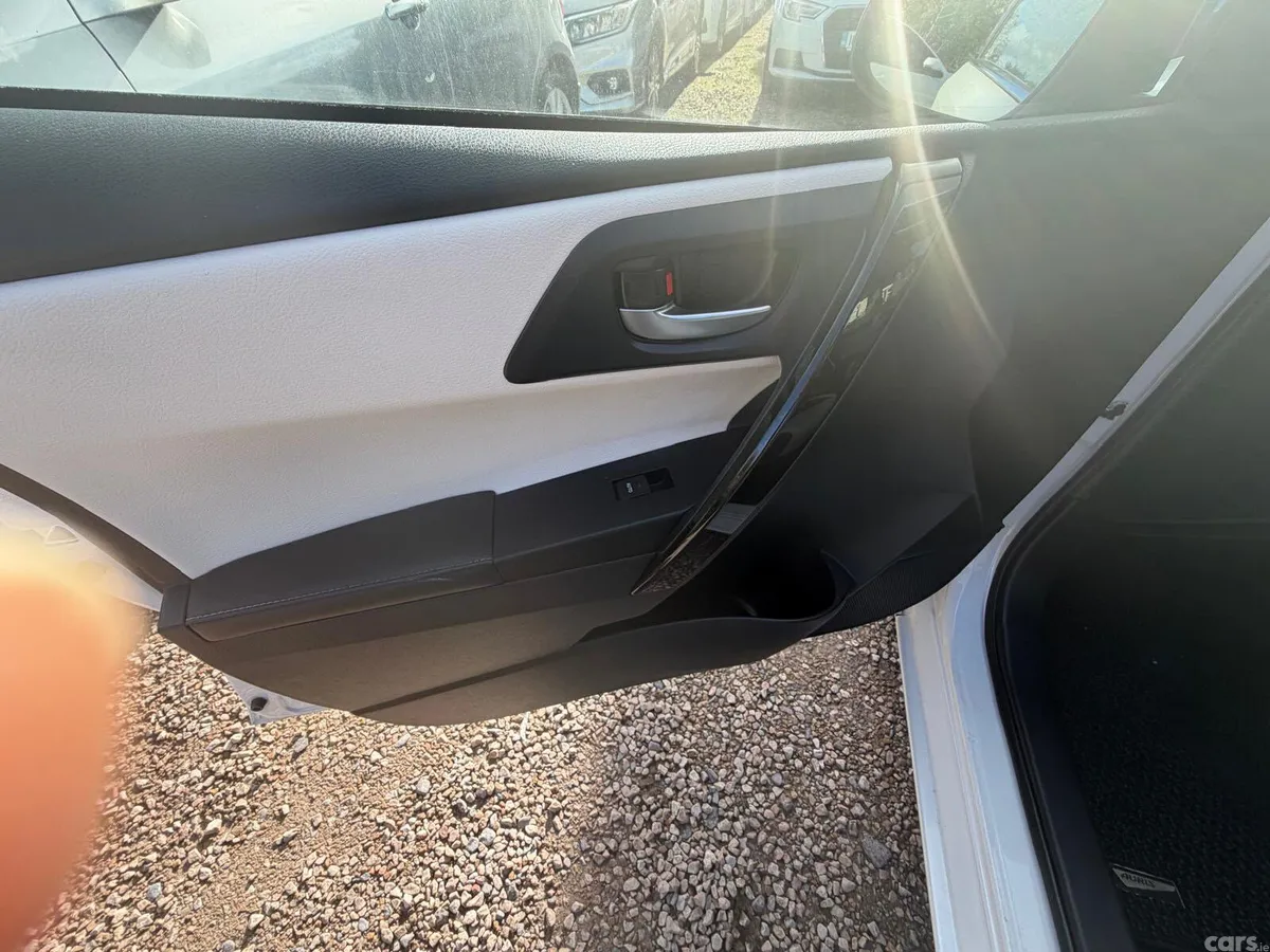 Toyota Auris Hatchback, Petrol Hybrid, 2016, White