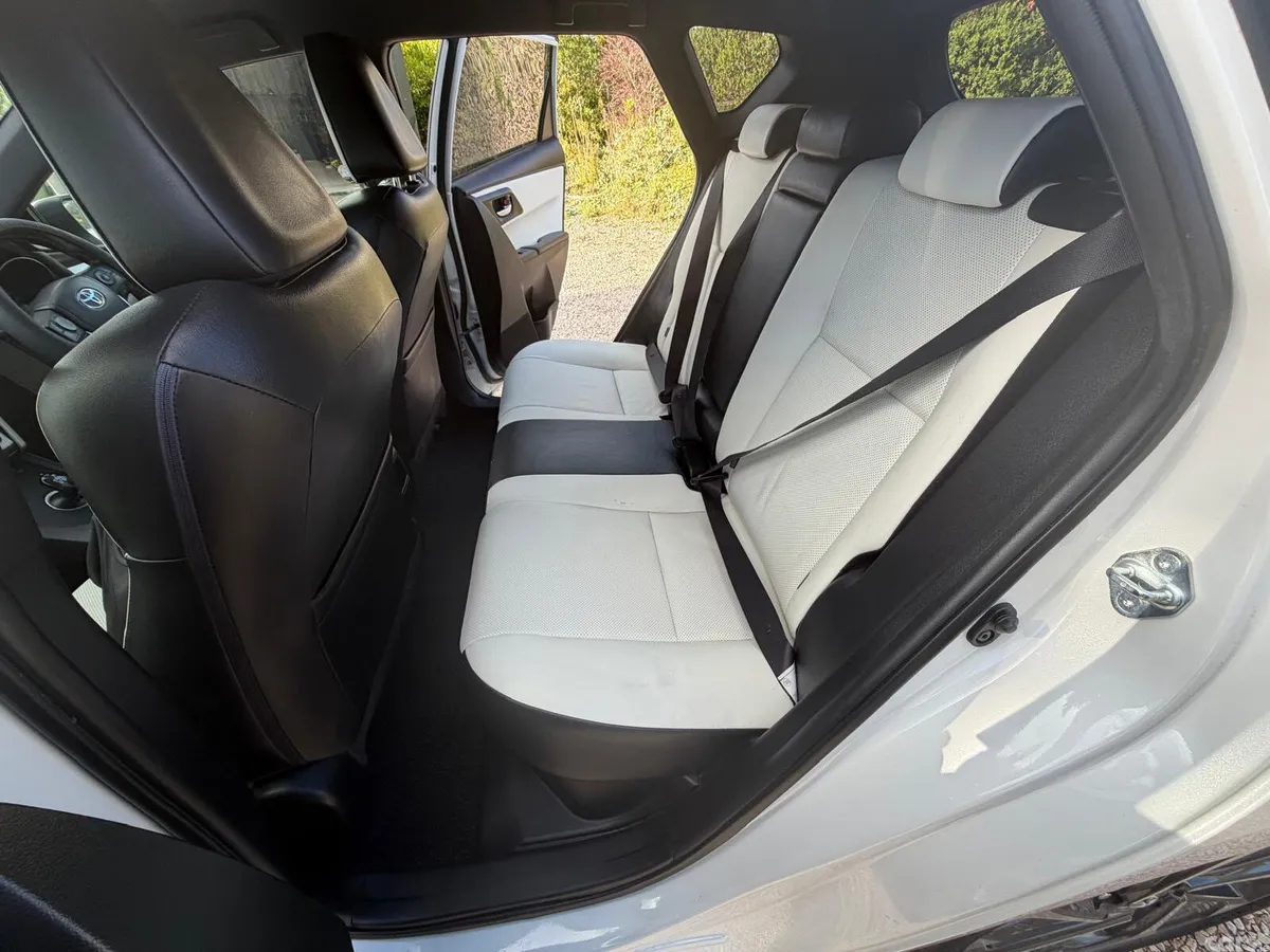 Toyota Auris Hatchback, Petrol Hybrid, 2016, White