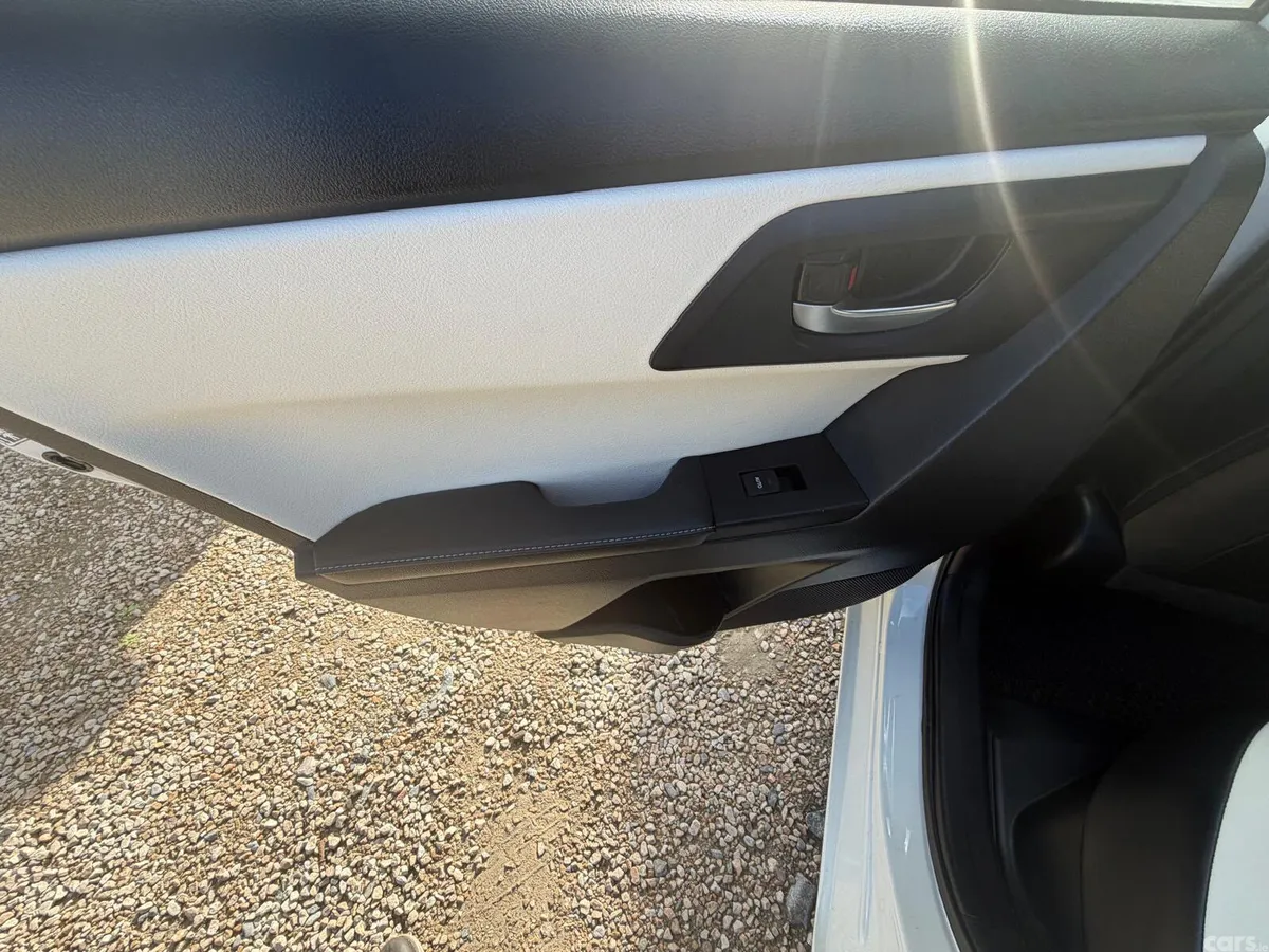 Toyota Auris Hatchback, Petrol Hybrid, 2016, White