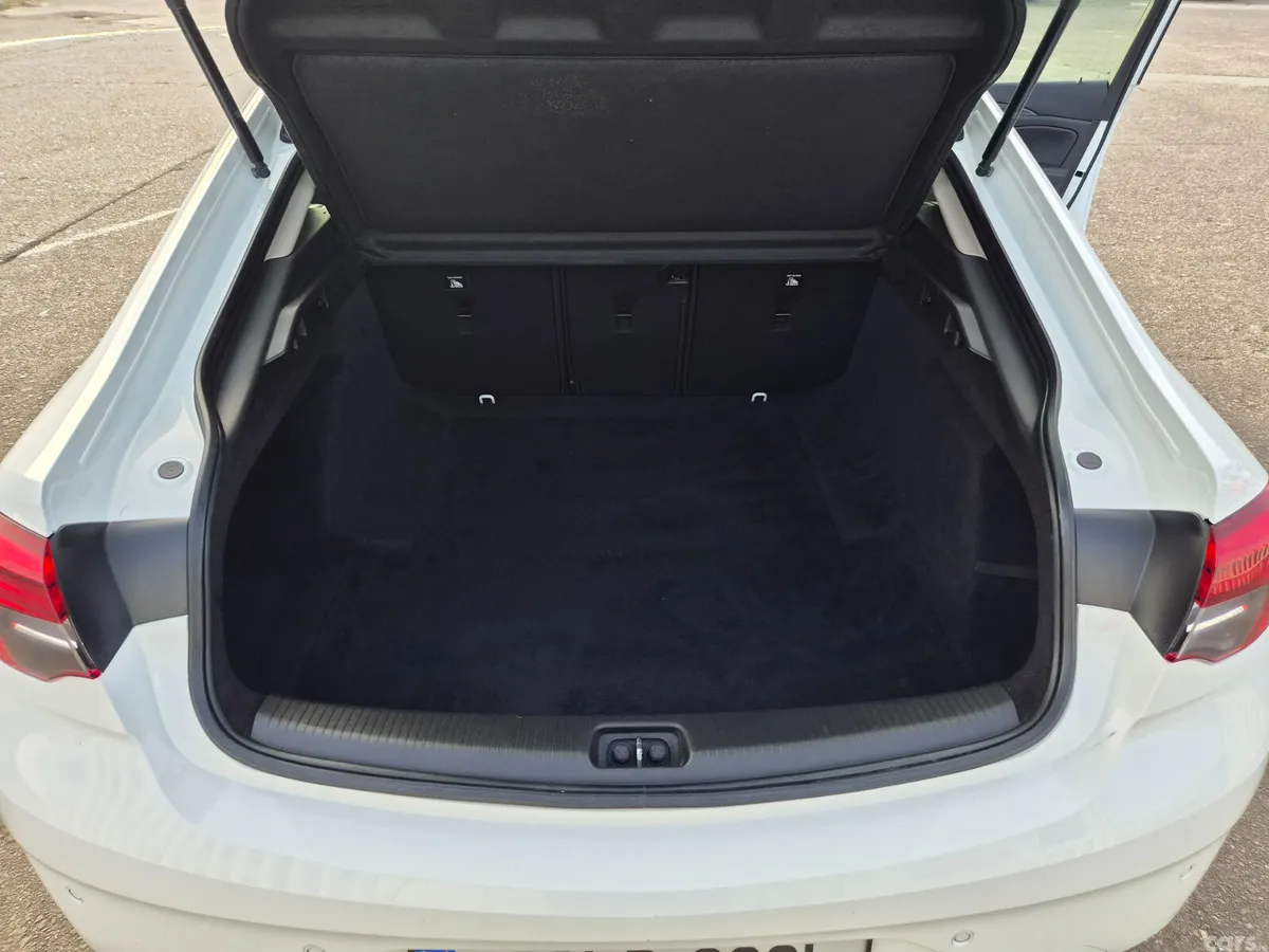 Opel Insignia Hatchback, Diesel, 2022, White