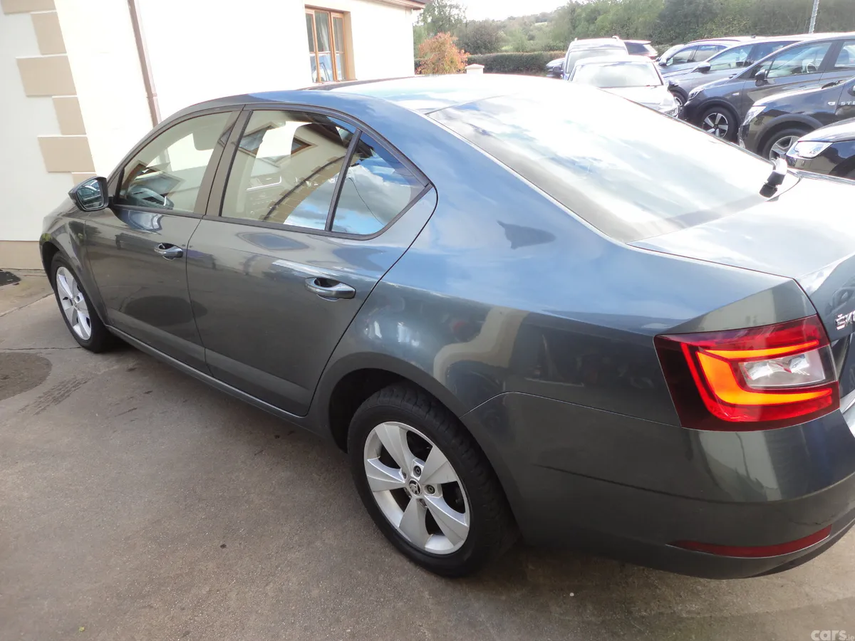 Skoda Octavia Saloon, Diesel, 2019, Grey