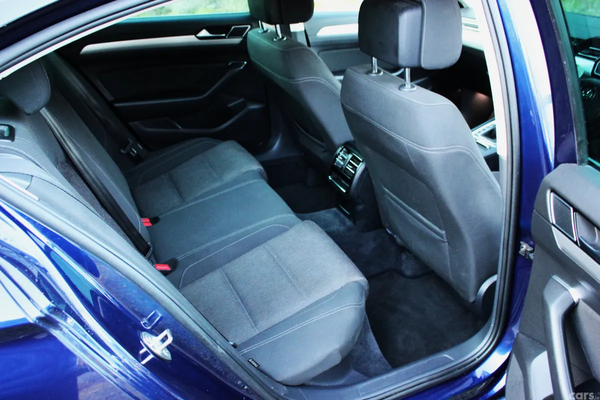 Volkswagen Passat Saloon, Diesel, 2017, Blue