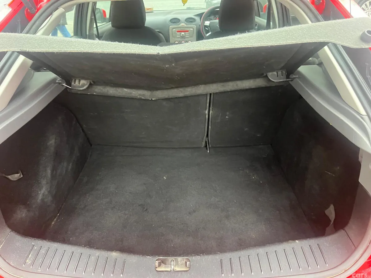 Ford Focus Hatchback, Petrol, 2009, Red