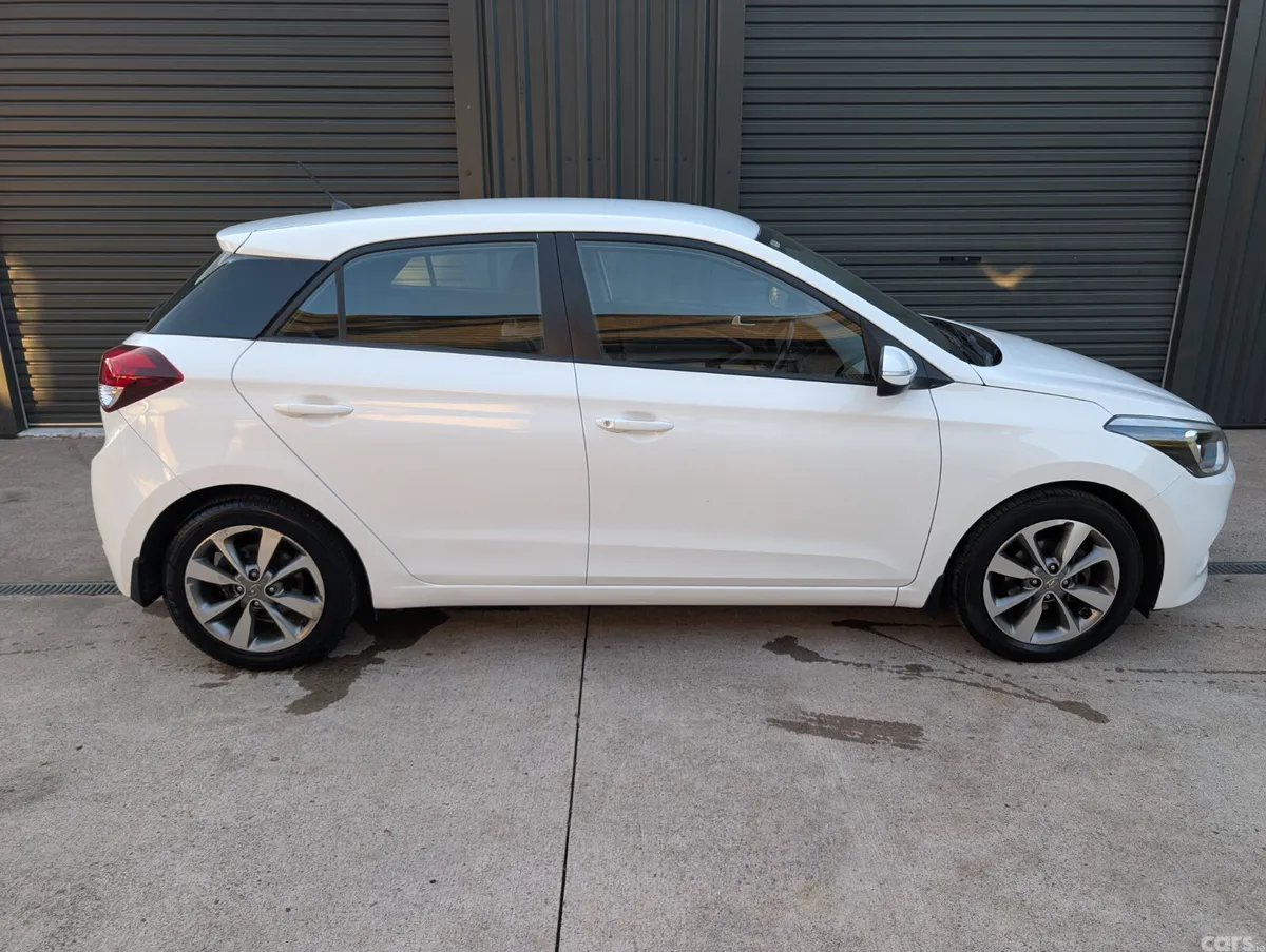 Hyundai i20 Hatchback, Petrol, 2015, White