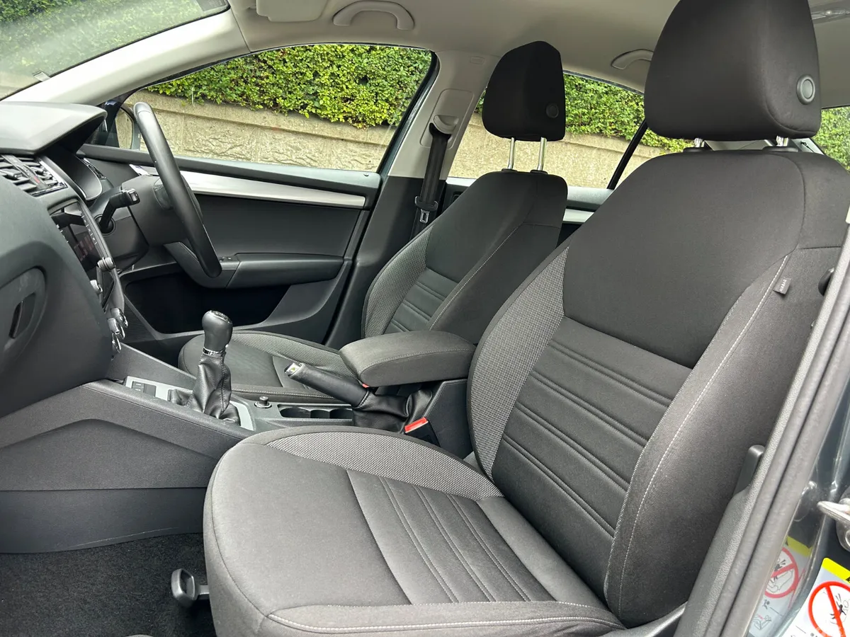 Skoda Octavia Saloon, Diesel, 2019, Black
