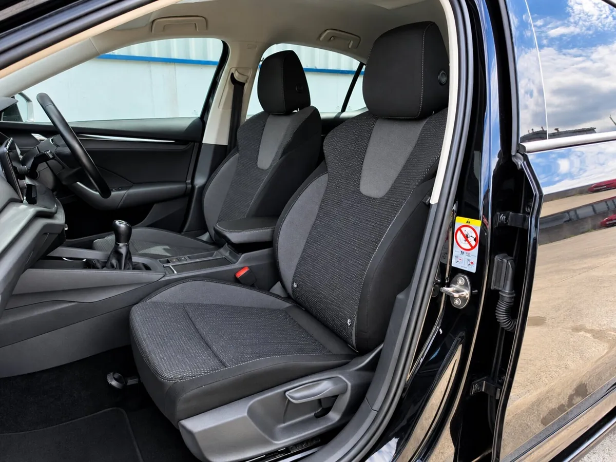 Skoda Octavia Saloon, Diesel, 2023, Black