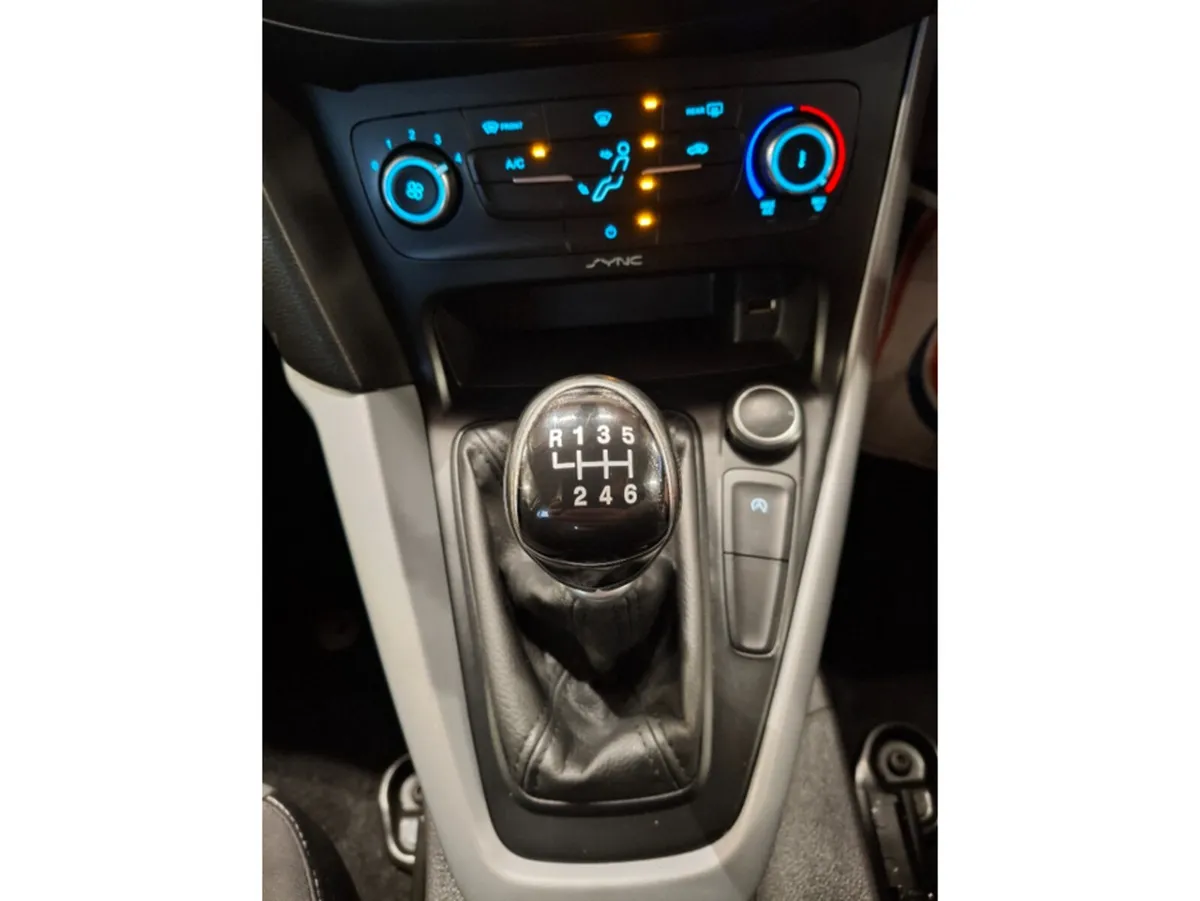 Ford Focus Hatchback, Diesel, 2017, Red