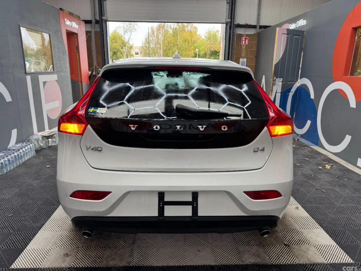 Volvo V40 Hatchback, Diesel, 2018, White