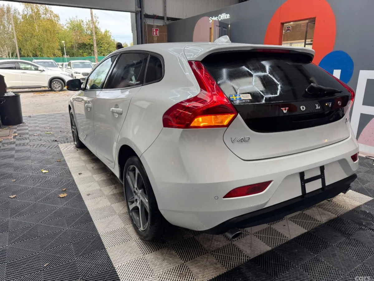 Volvo V40 Hatchback, Diesel, 2018, White