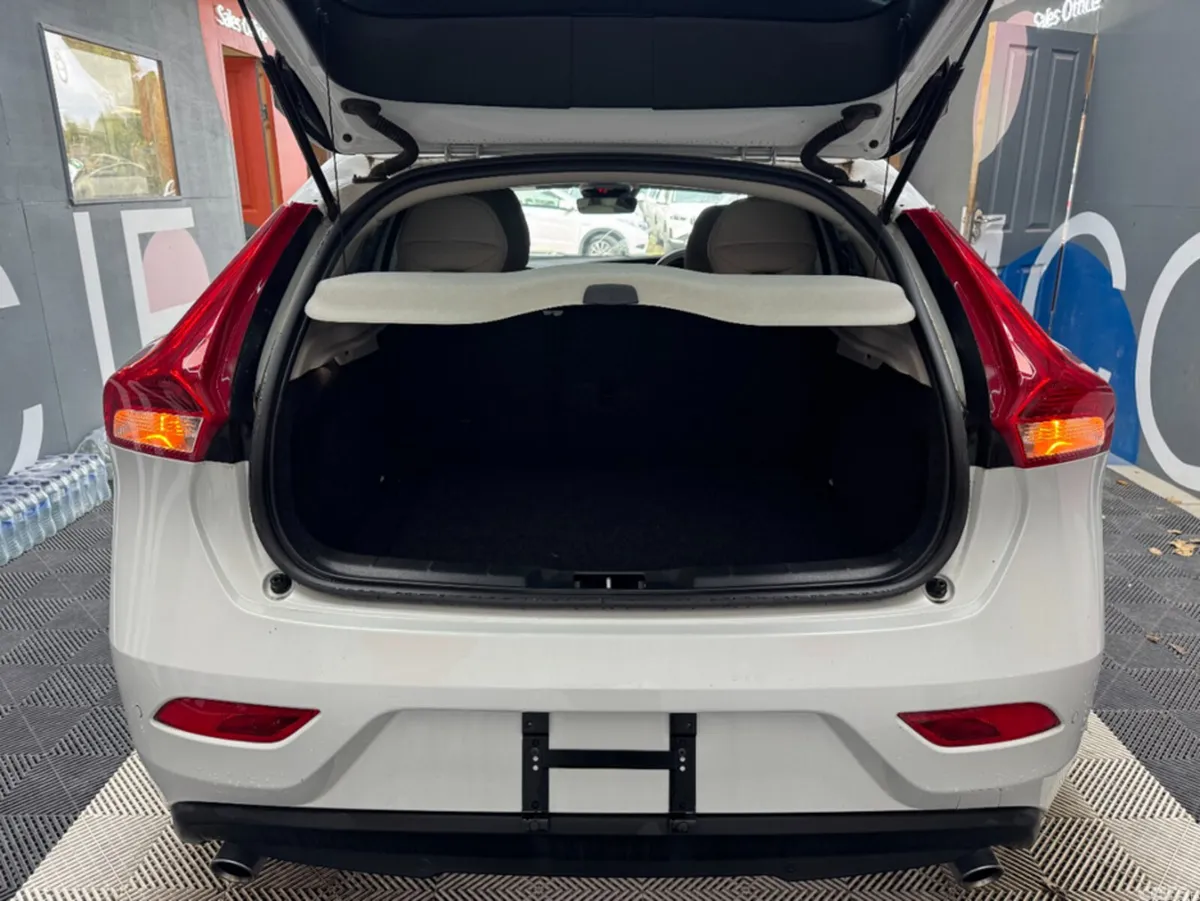 Volvo V40 Hatchback, Diesel, 2018, White