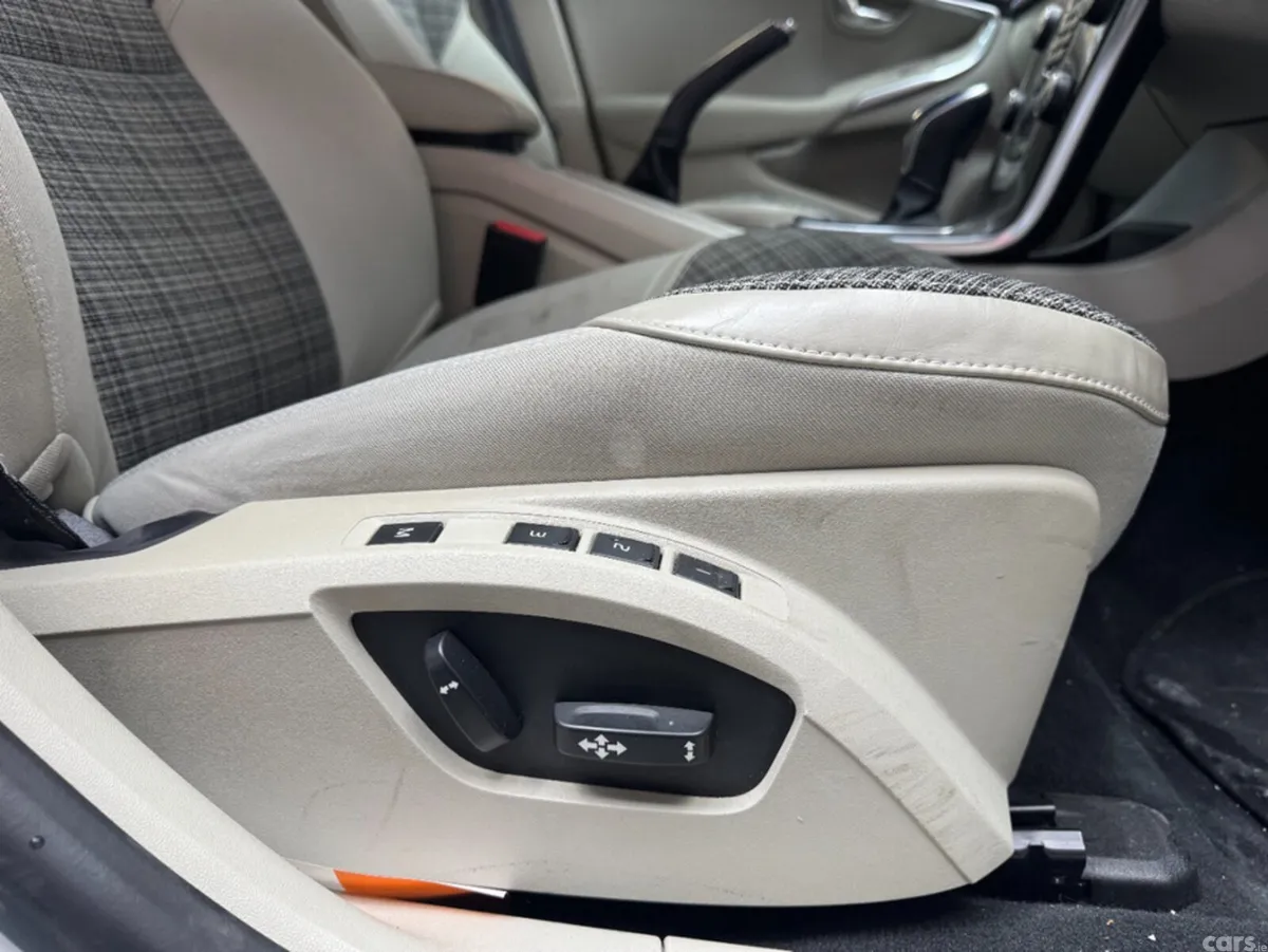Volvo V40 Hatchback, Diesel, 2018, White