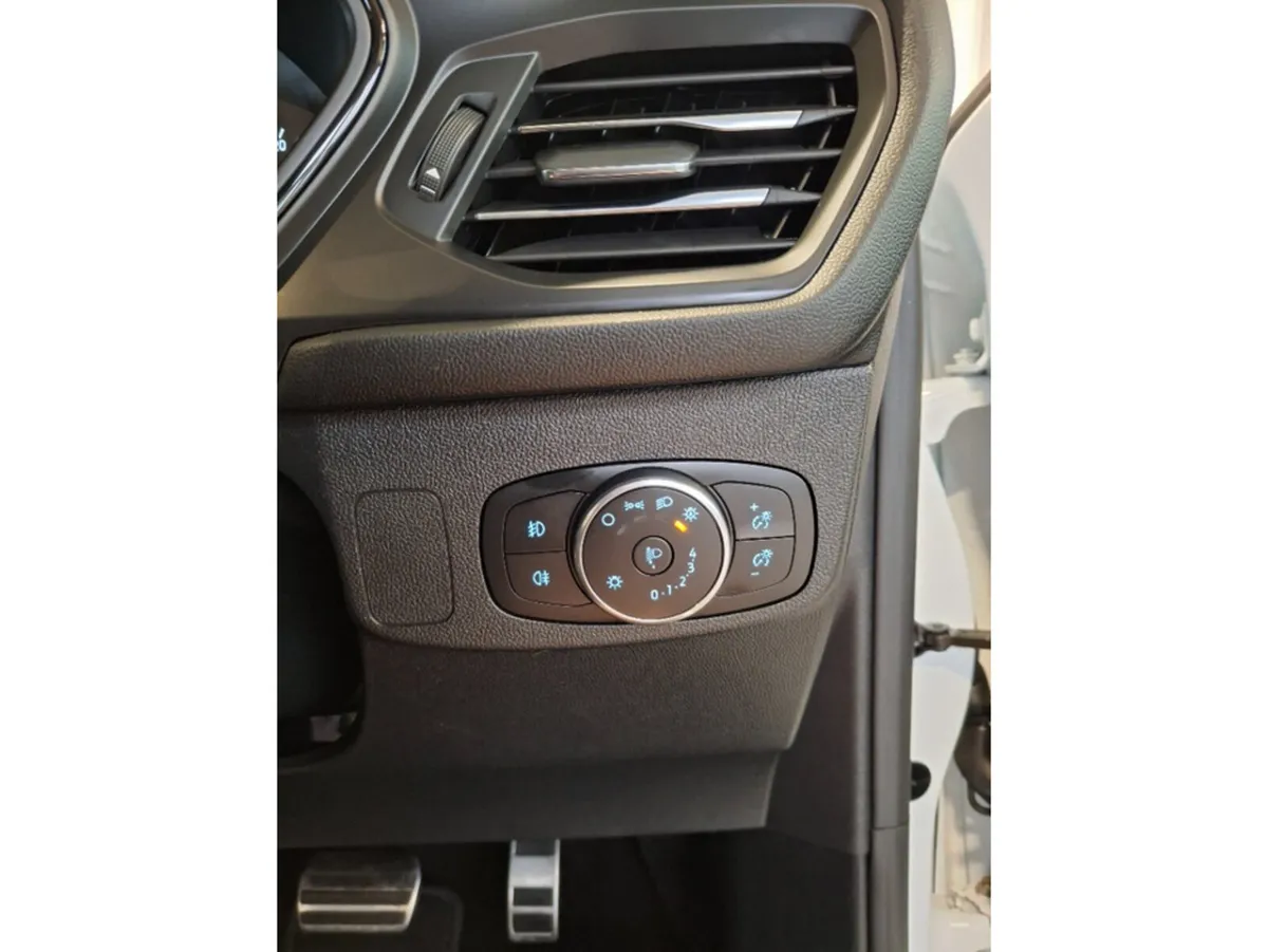 Ford Focus Hatchback, Petrol, 2022, White