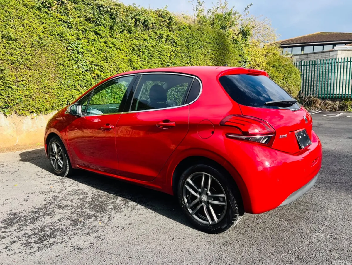 Peugeot 208 Hatchback, Petrol, 2016, Red