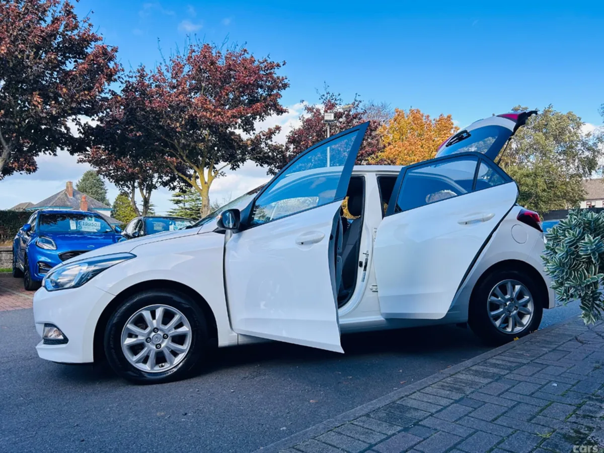 Hyundai i20 Hatchback, Petrol, 2018, White
