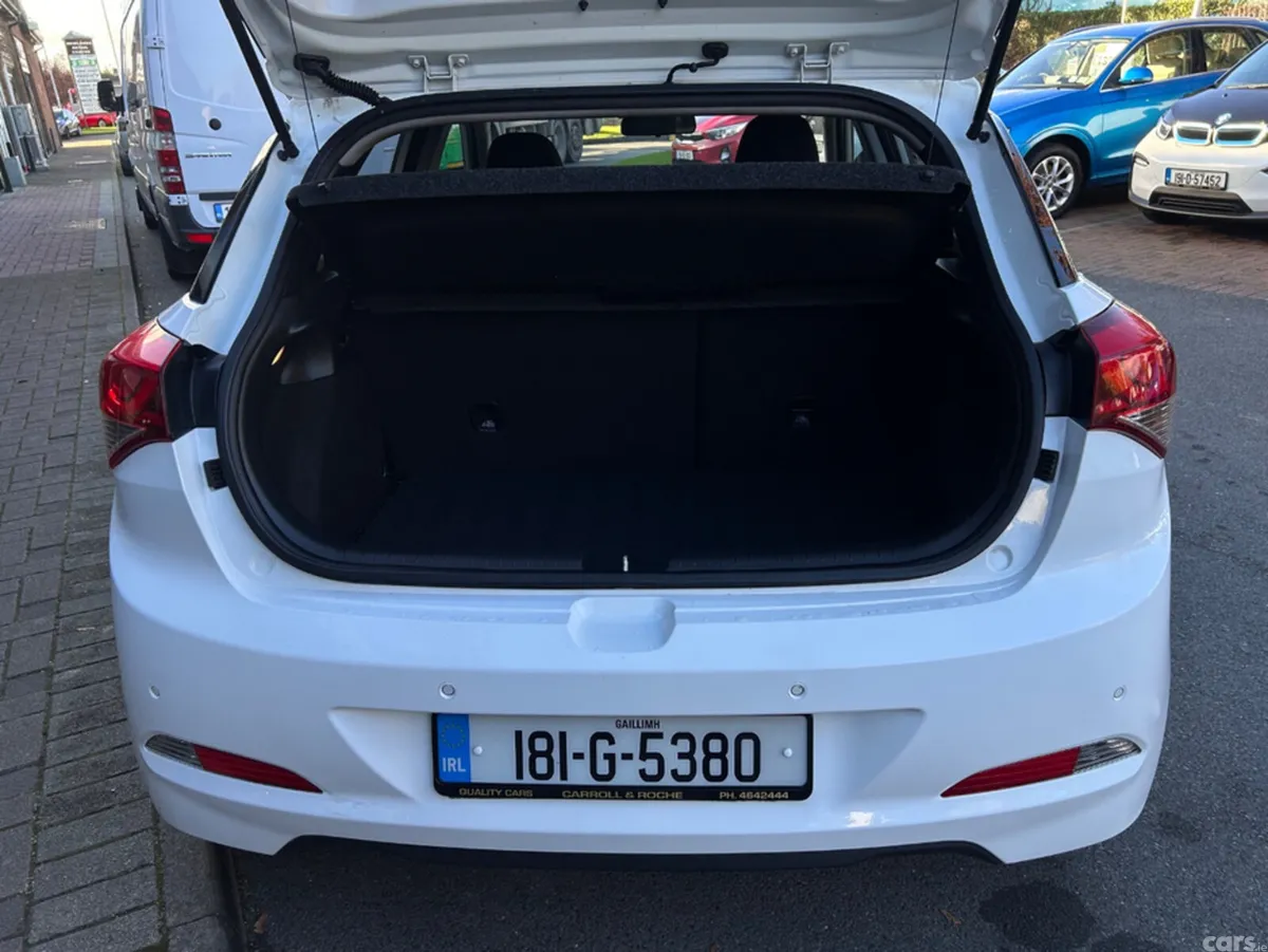Hyundai i20 Hatchback, Petrol, 2018, White