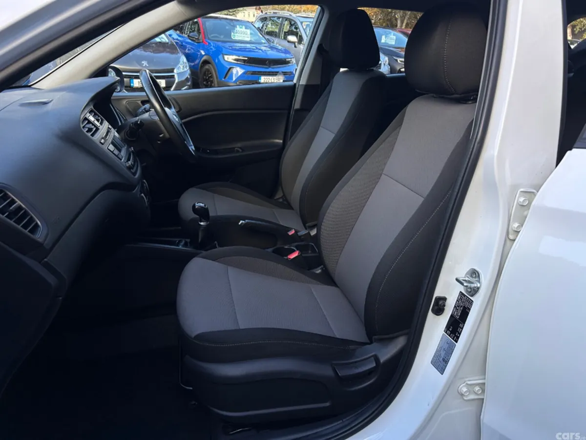 Hyundai i20 Hatchback, Petrol, 2018, White