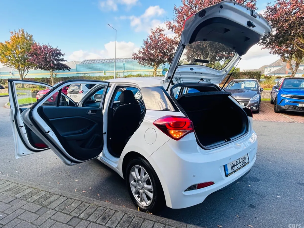 Hyundai i20 Hatchback, Petrol, 2018, White