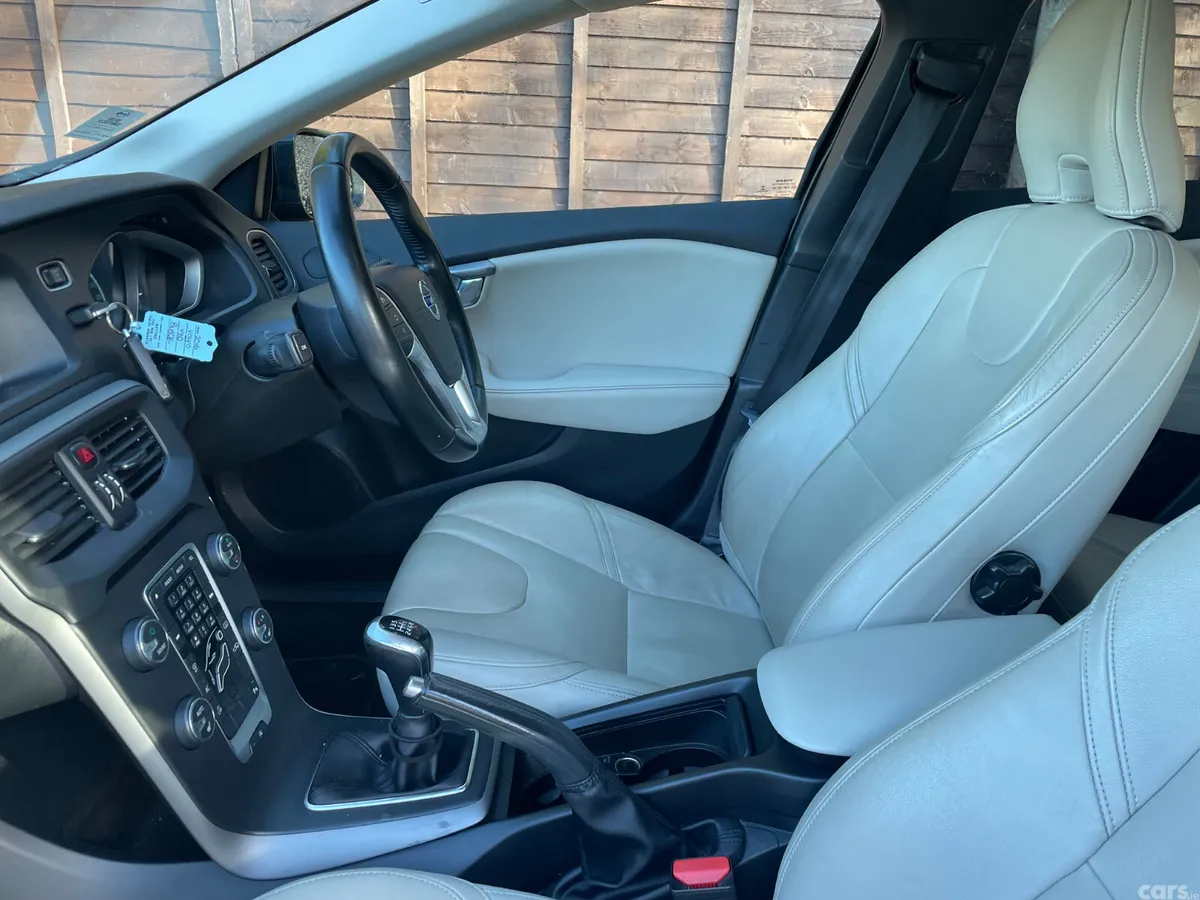 Volvo V40 Hatchback, Diesel, 2016, Black