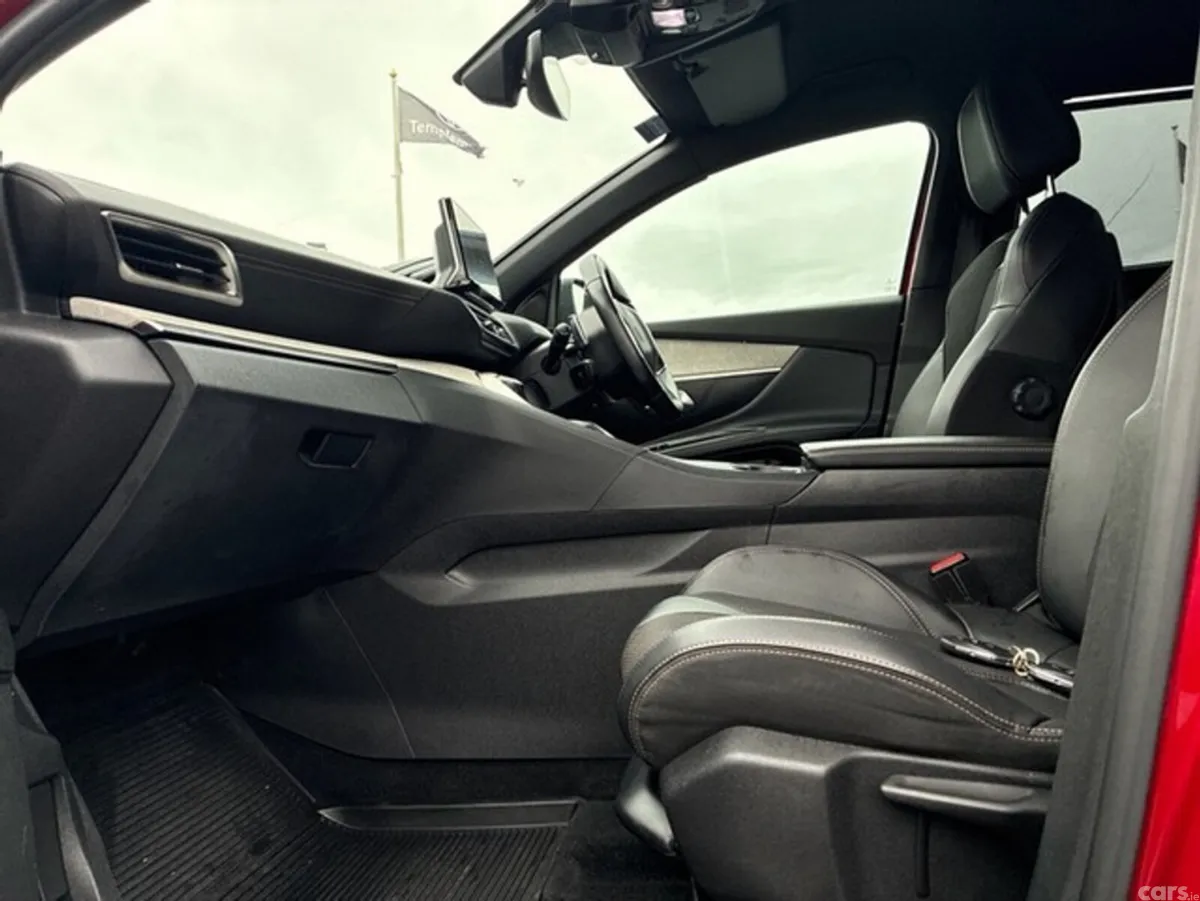 Peugeot 5008 MPV, Diesel, 2022, Red