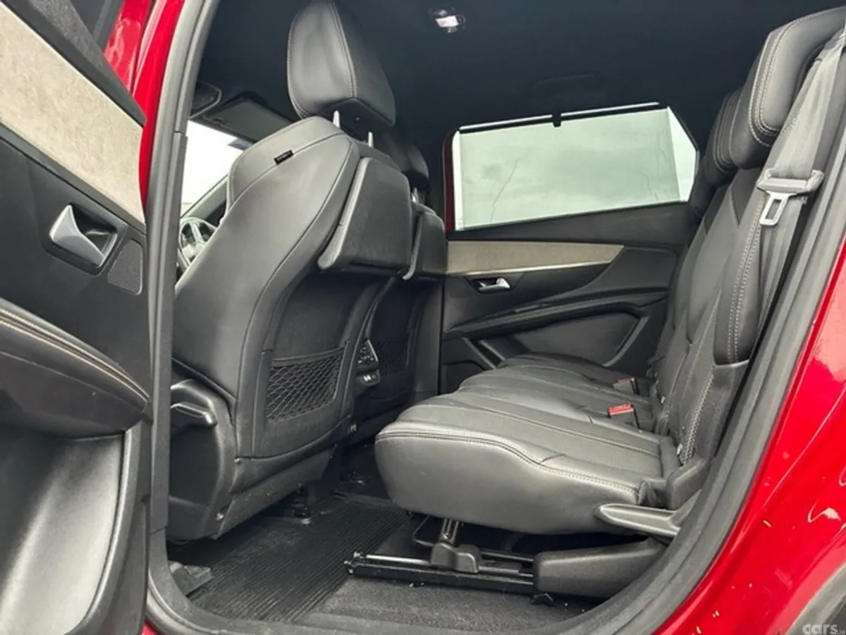 Peugeot 5008 MPV, Diesel, 2022, Red