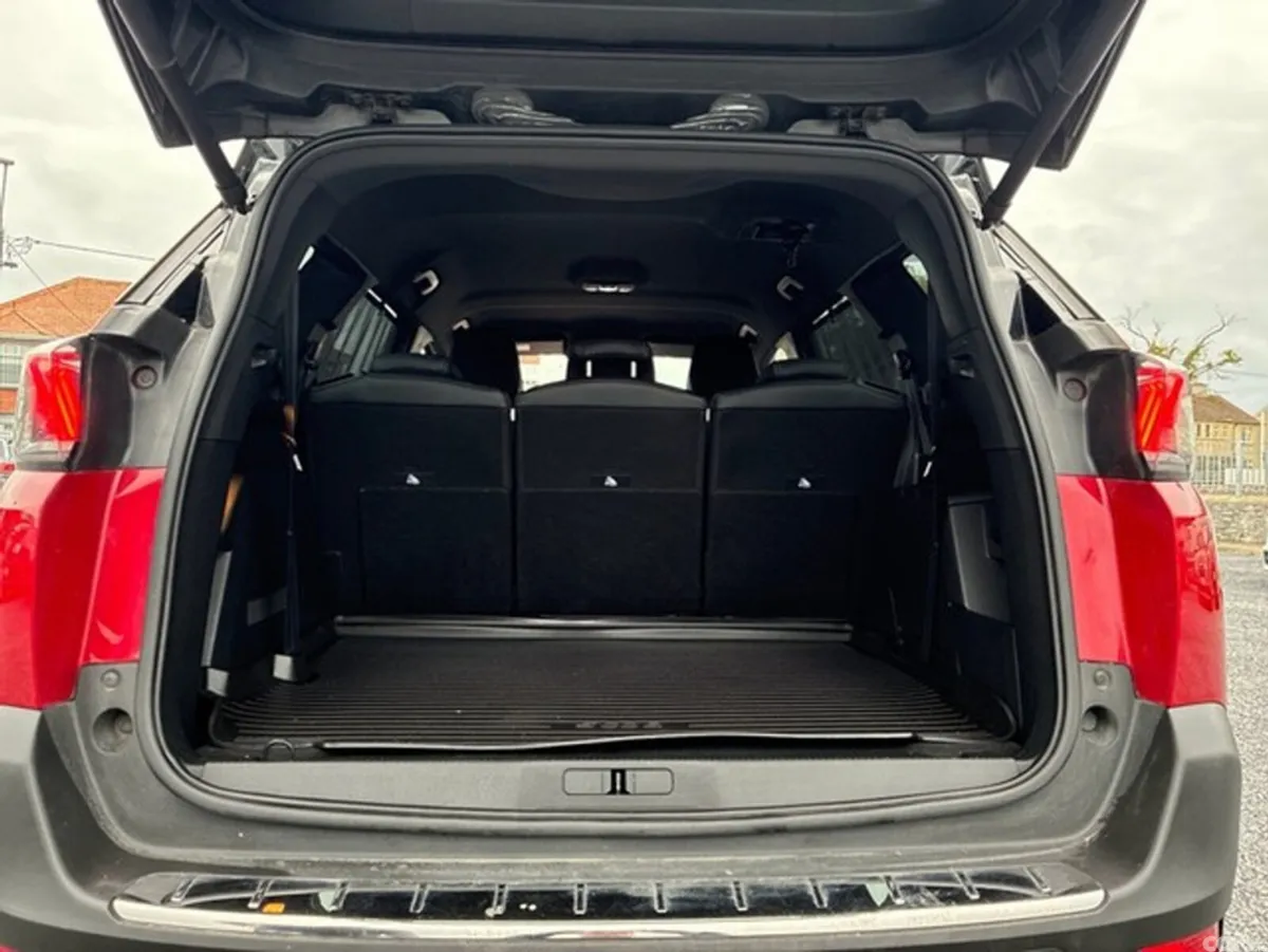 Peugeot 5008 MPV, Diesel, 2022, Red
