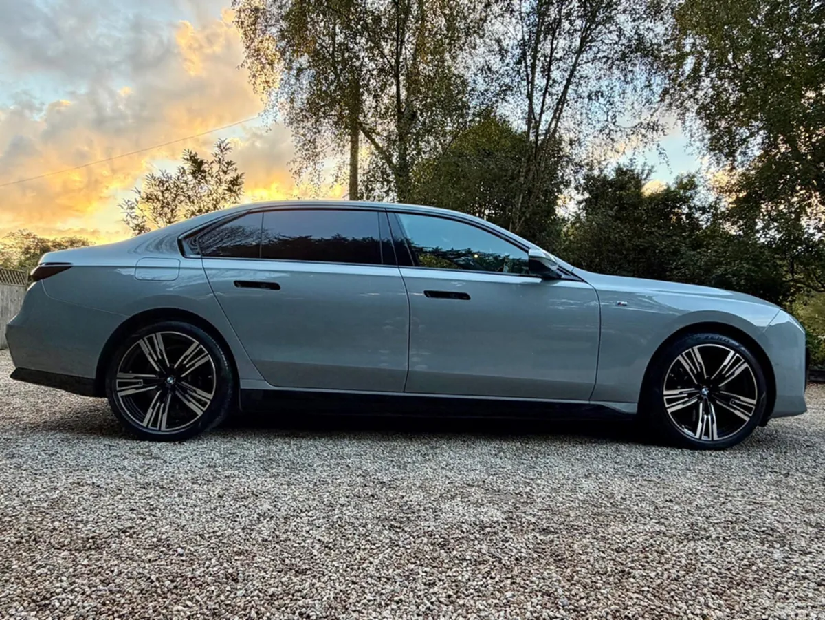 BMW i7 Saloon, Electric, 2024, Grey