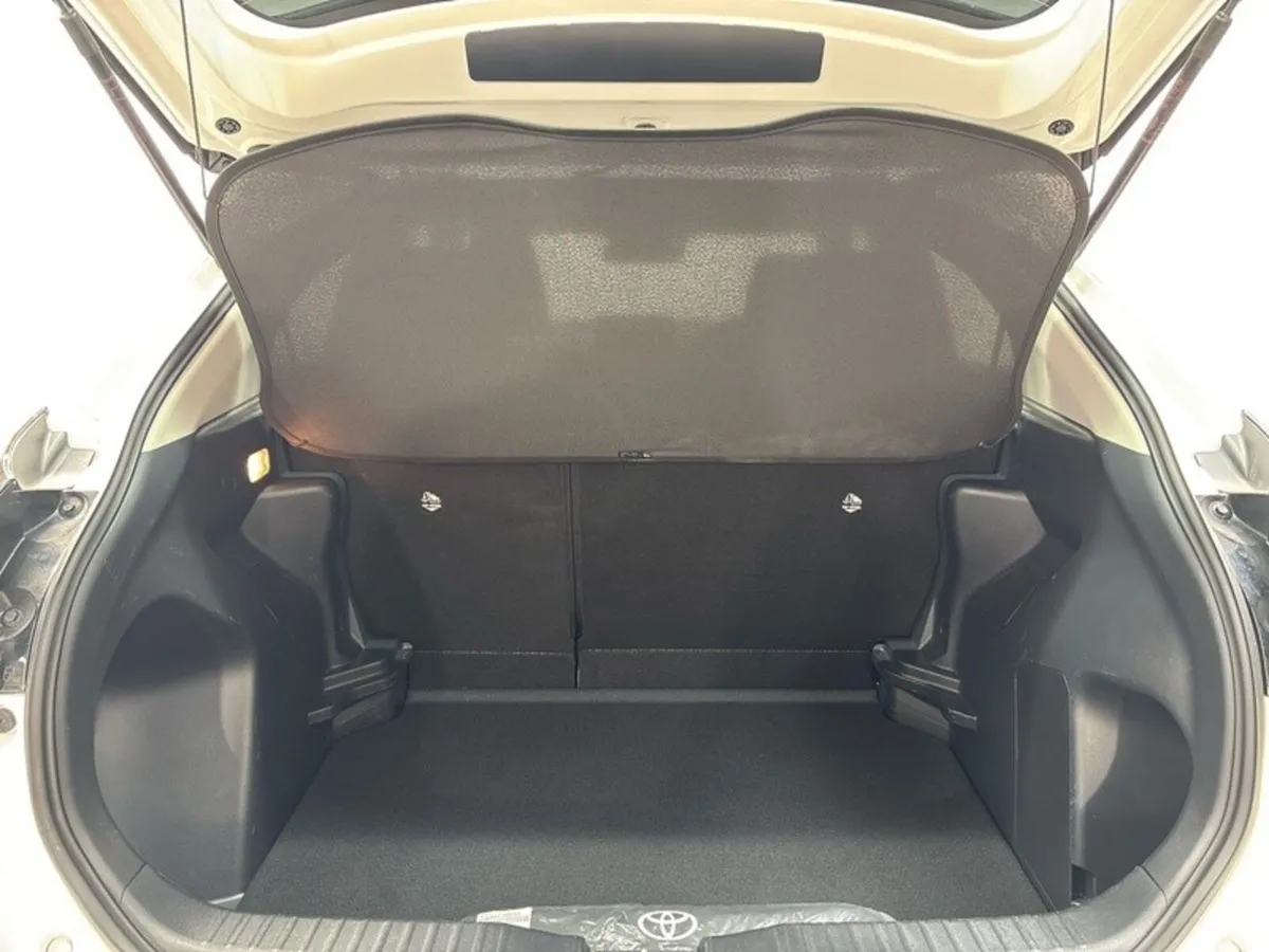 Toyota Yaris Cross Hatchback, Petrol Hybrid, 2026, White