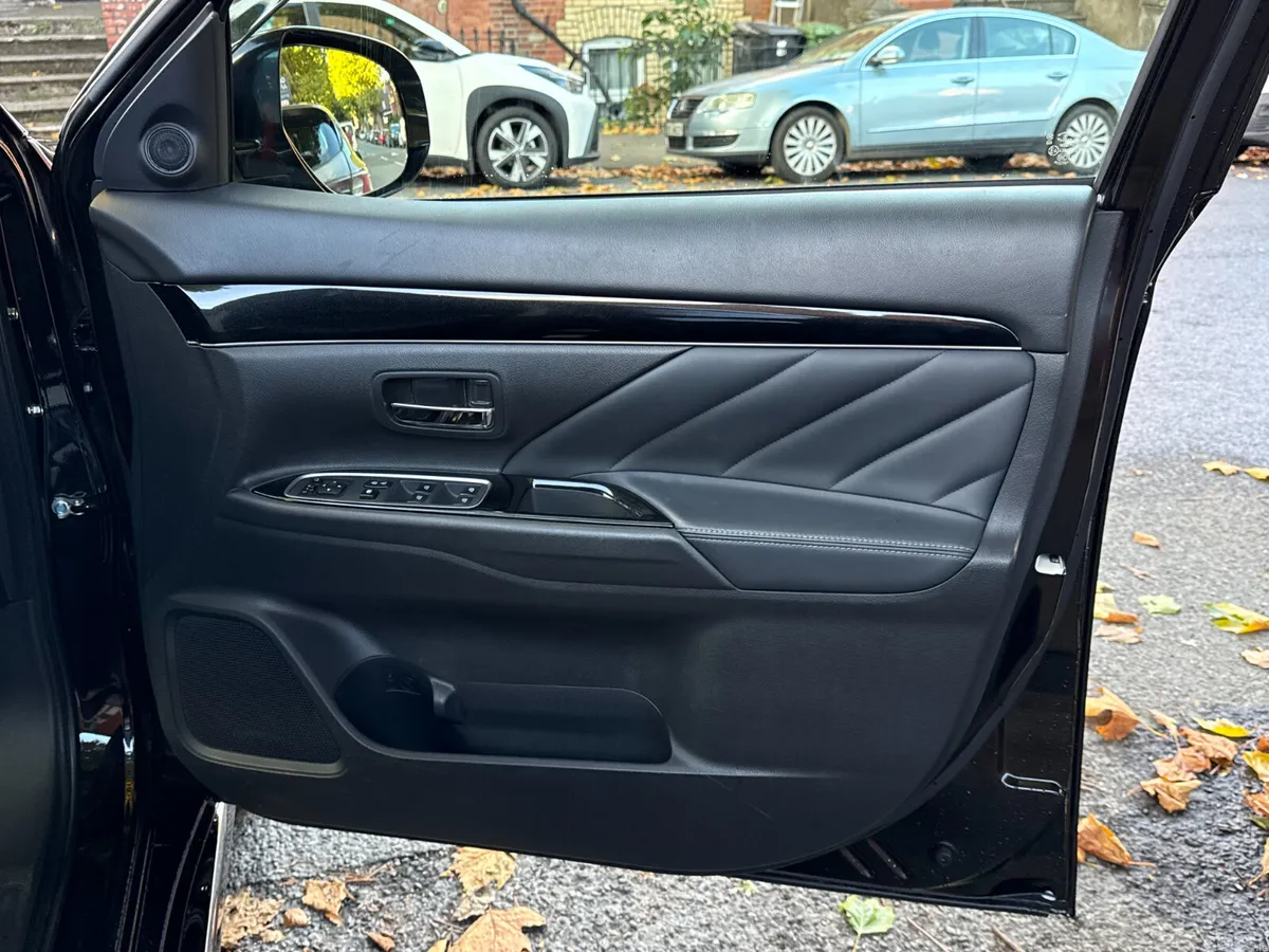 Mitsubishi Outlander SUV, Petrol Plug-in Hybrid, 2018, Black