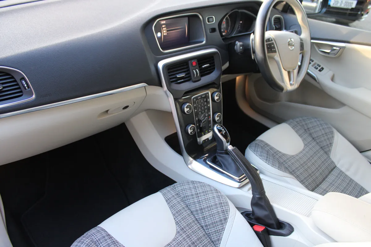 Volvo V40 Hatchback, Petrol, 2018, Grey