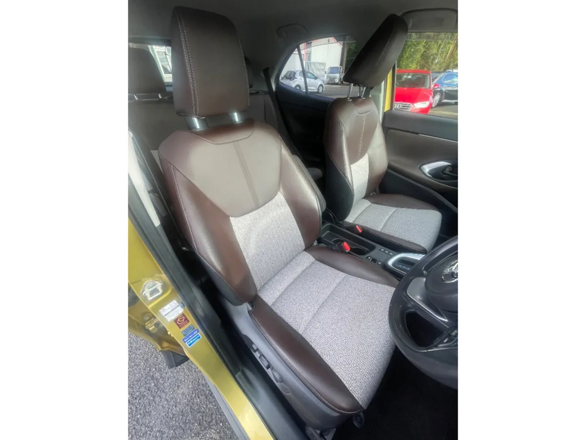 Toyota Yaris Cross Hatchback, Petrol Hybrid, 2021, Gold