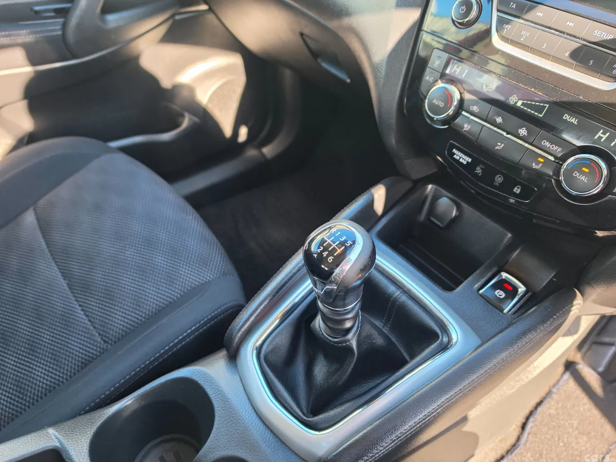 Nissan Qashqai SUV, Diesel, 2017, Red