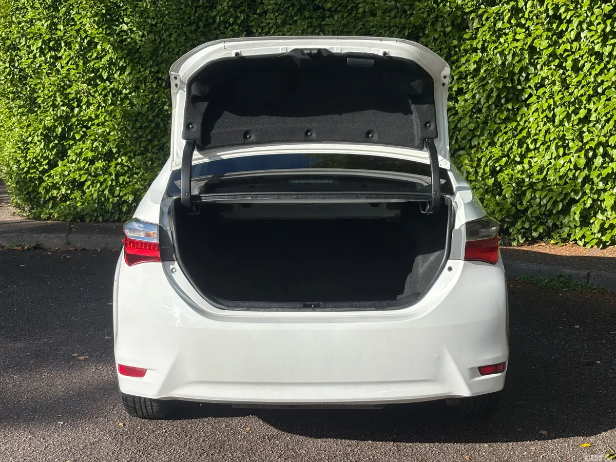 Toyota Corolla Saloon, Diesel, 2017, White