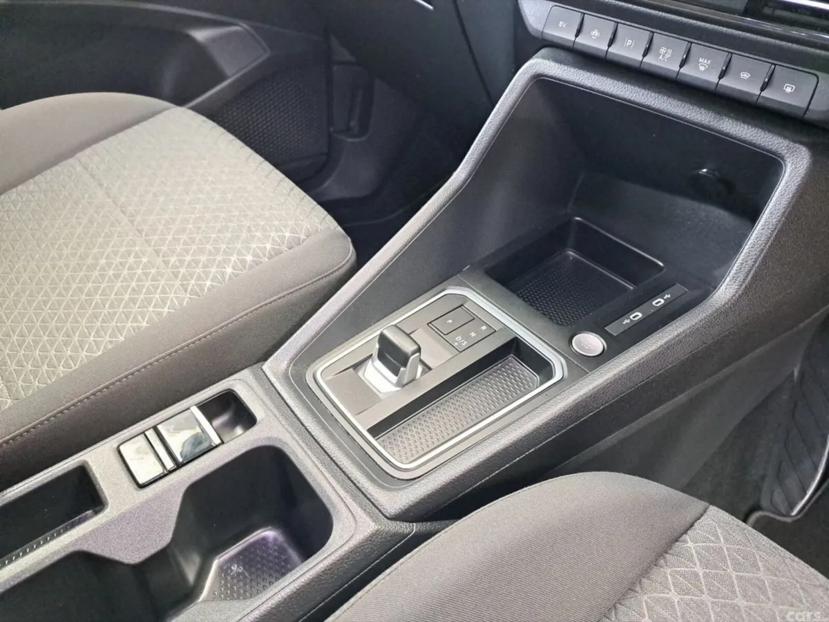 Ford Tourneo MPV, Petrol Plug-in Hybrid, 2025, Grey