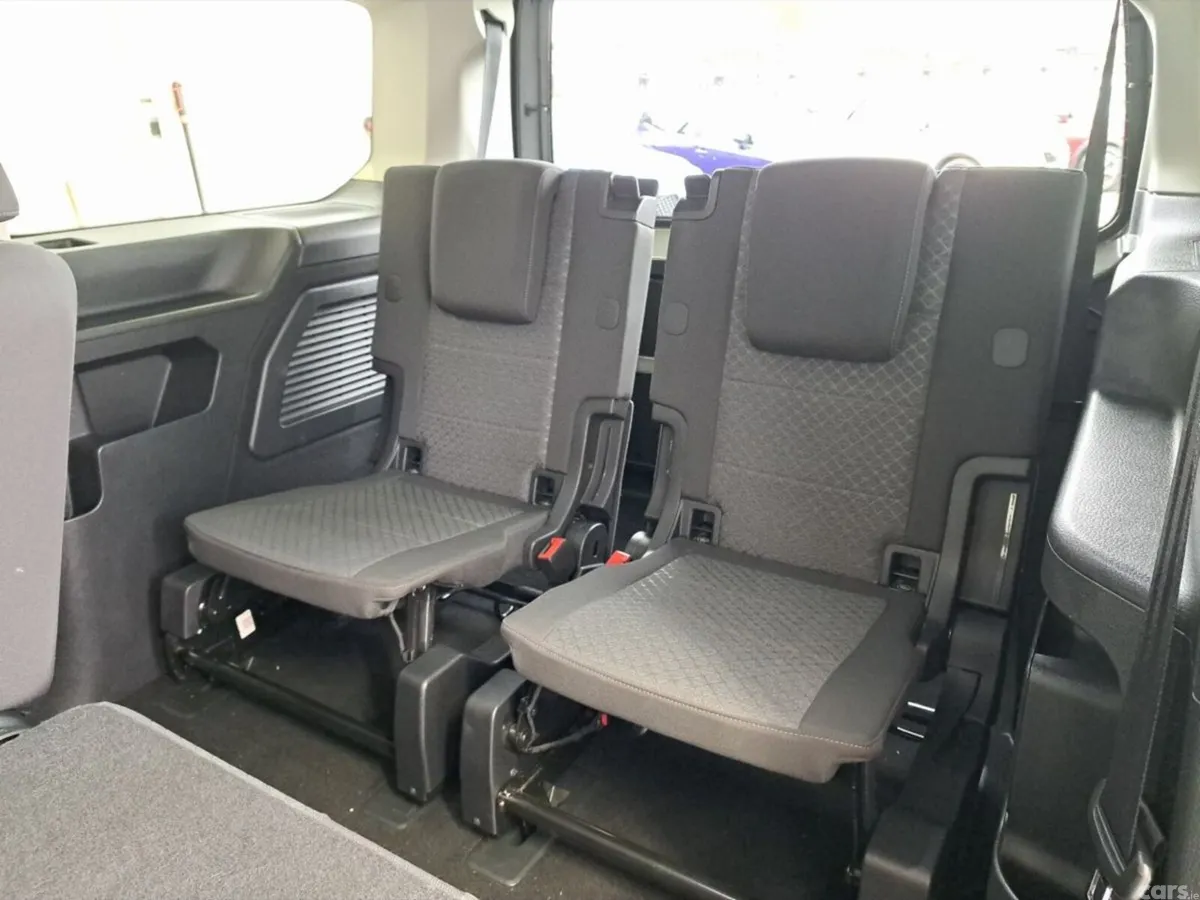 Ford Tourneo MPV, Petrol Plug-in Hybrid, 2025, Grey