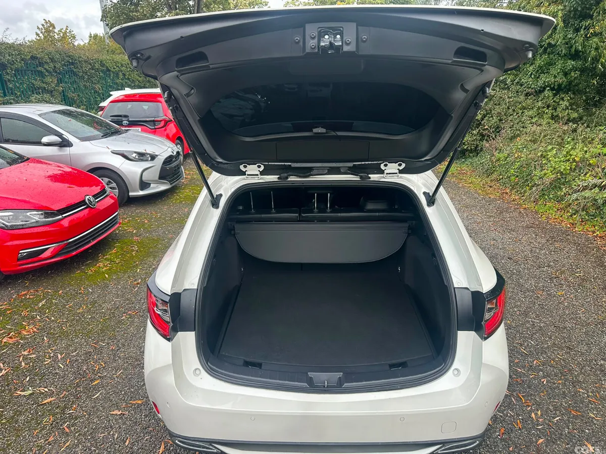 Toyota Corolla Saloon, Petrol Hybrid, 2020, White