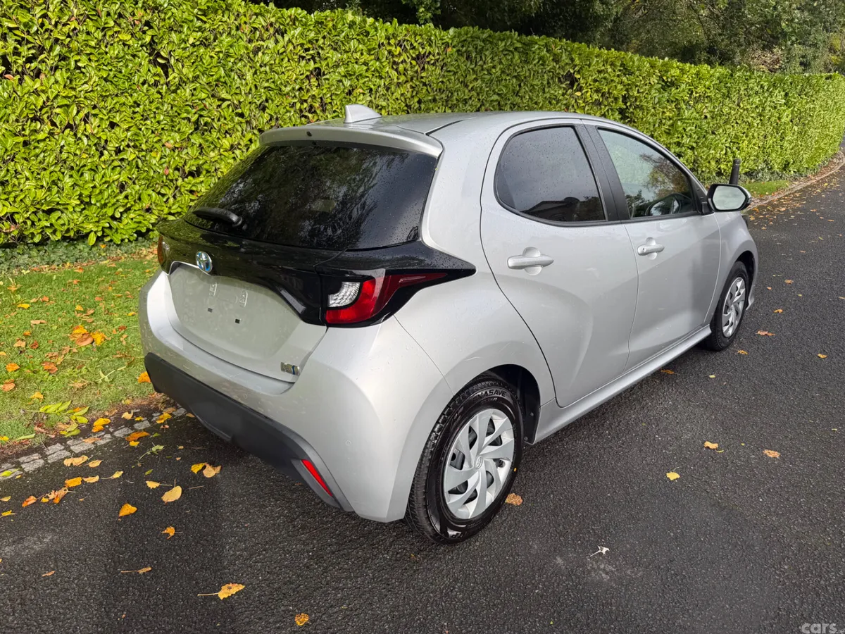 Toyota Yaris Hatchback, Petrol Hybrid, 2021, Silver