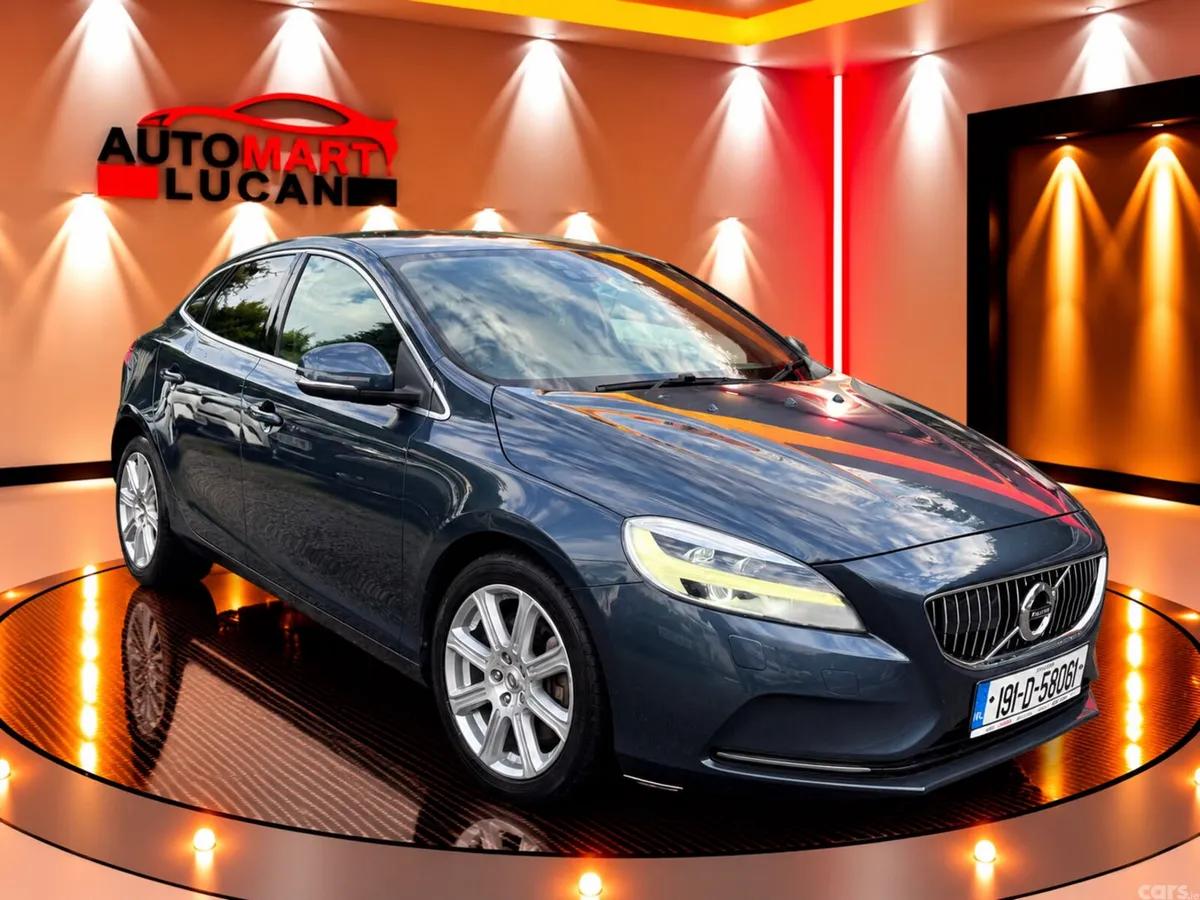 Volvo V40 Hatchback, Diesel, 2019, Blue