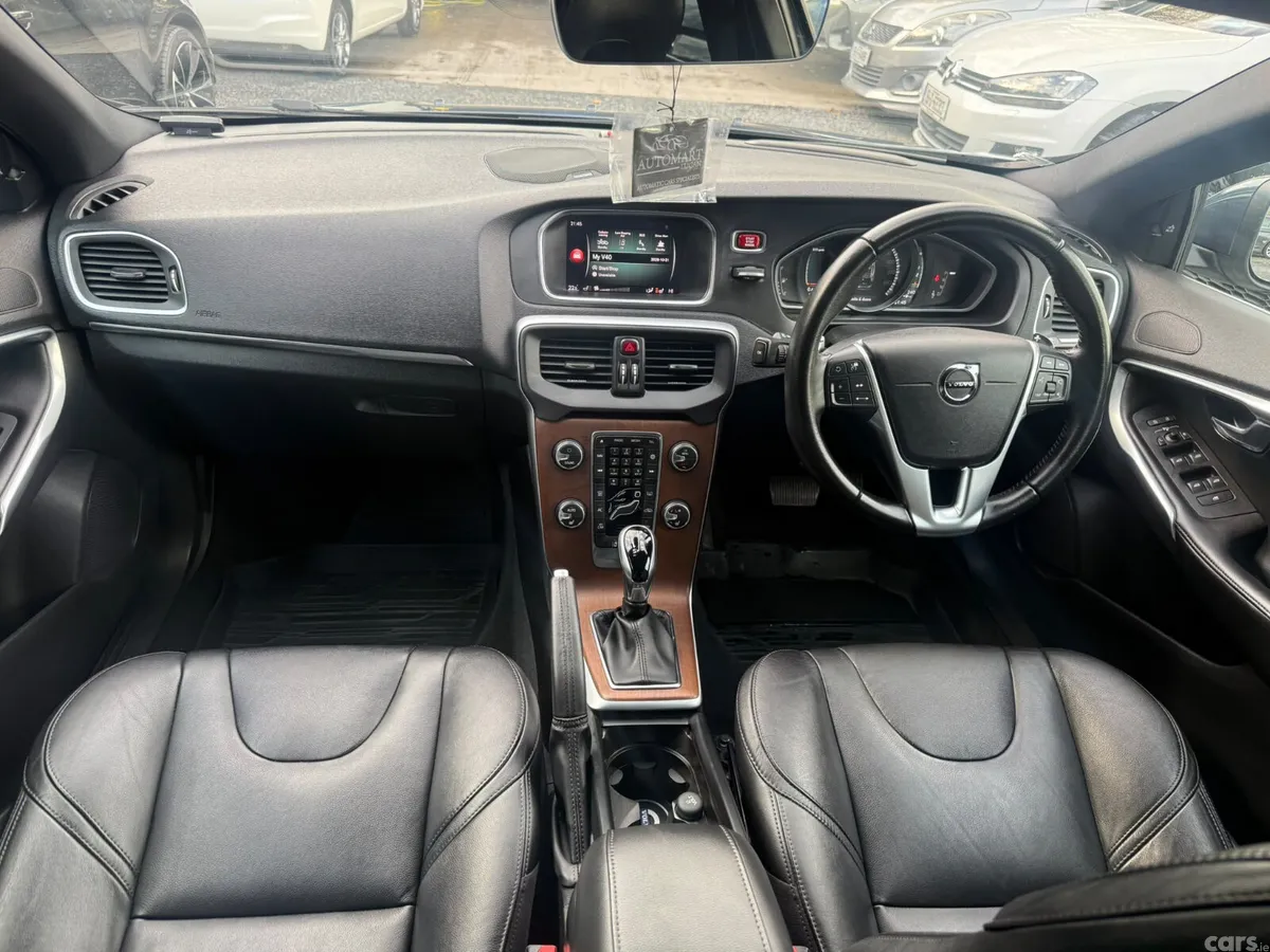Volvo V40 Hatchback, Diesel, 2019, Blue