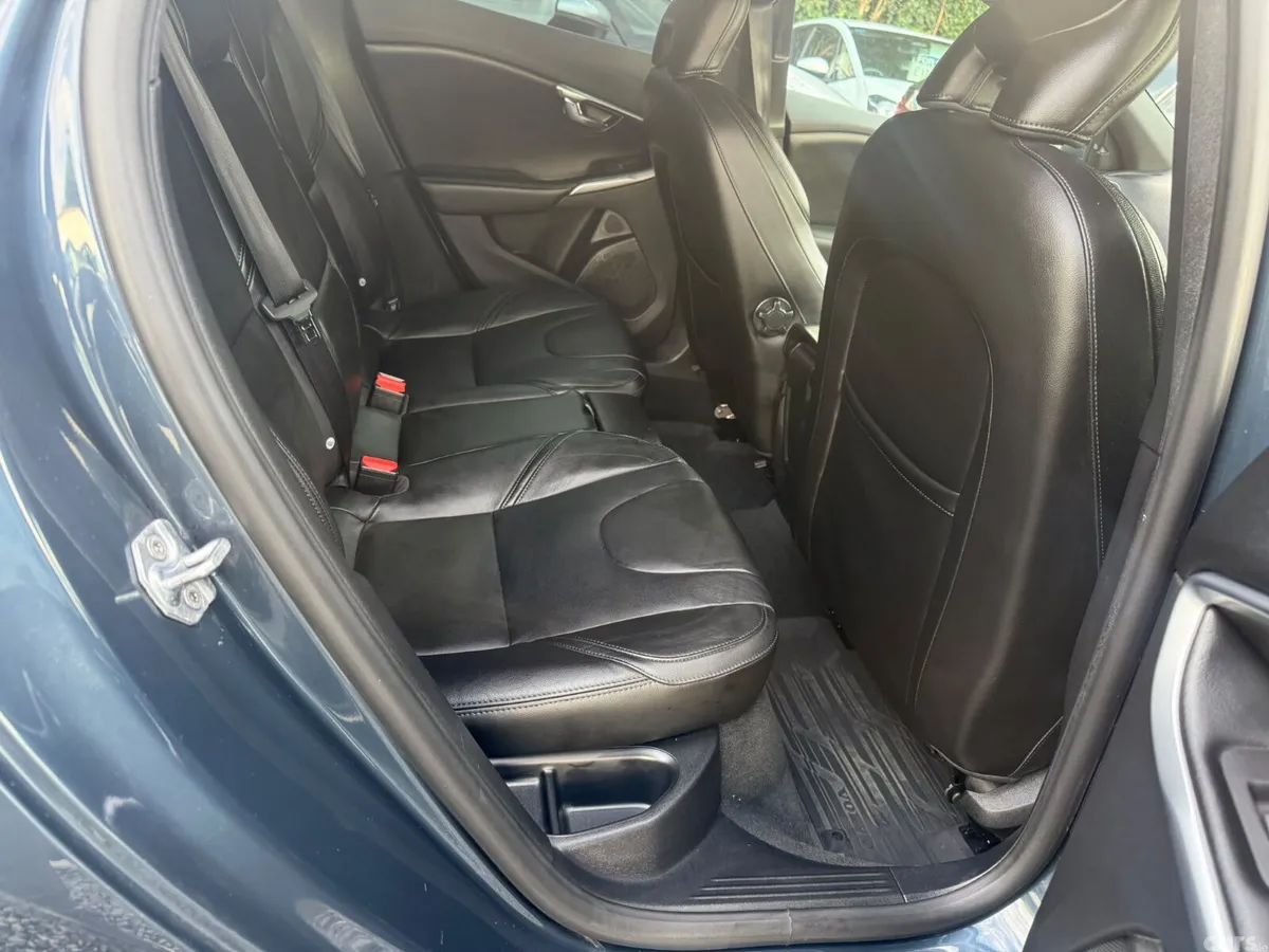 Volvo V40 Hatchback, Diesel, 2019, Blue